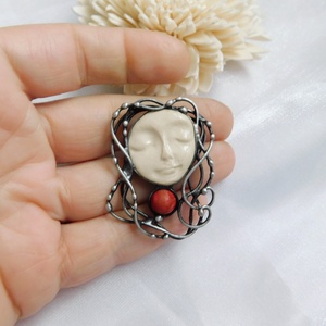 Nila - bross / kitűző korallal - ékszer - kitűző és bross - Meska.hu