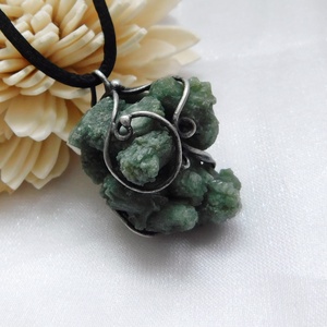 Nyers prehnit medál , Ékszer, Nyaklánc, Medál, Ékszerkészítés, Fémmegmunkálás, Saját tervezésű egyedi kézműves alkotás.

A medál Tiffany technikával készült prehnit, réz és ólomm..., MESKA