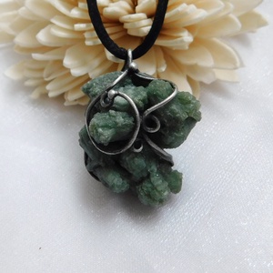 Nyers prehnit medál  - ékszer - nyaklánc - medál - Meska.hu