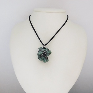 Nyers prehnit medál  - ékszer - nyaklánc - medál - Meska.hu