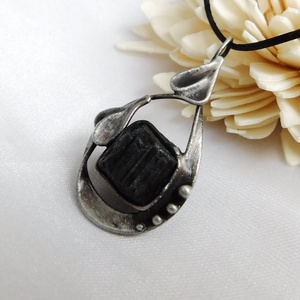 Nyers turmalin medál - ékszer - nyaklánc - medál - Meska.hu