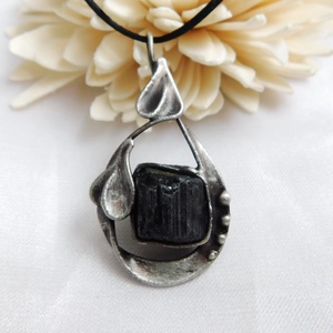 Nyers turmalin medál - ékszer - nyaklánc - medál - Meska.hu