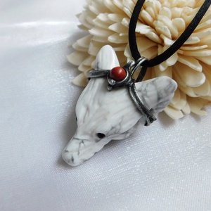 Howlit farkas medál vörös jáspissal - ékszer - nyaklánc - medál - Meska.hu