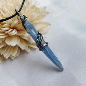 Kétoldalas nyers kianit medál  - Meska.hu