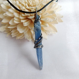 Kétoldalas nyers kianit medál  - ékszer - nyaklánc - hosszú nyaklánc - Meska.hu