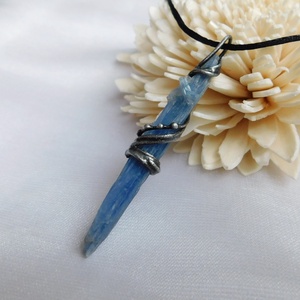 Kétoldalas nyers kianit medál  - ékszer - nyaklánc - hosszú nyaklánc - Meska.hu