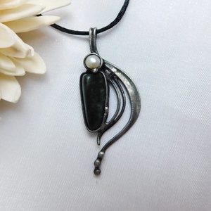 Szerafinit medál gyönggyel - ékszer - nyaklánc - medál - Meska.hu