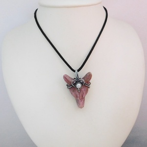 Rodonit farkas medál howlittal - ékszer - nyaklánc - medál - Meska.hu