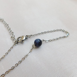 Acél karkötő dumortierit gyönggyel - ékszer - nyaklánc - medál - Meska.hu