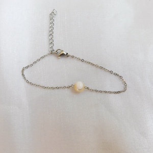 Gyöngyház karkötő - ékszer - karkötő - karkötő medállal - Meska.hu