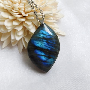 Labradorit medál acél láncon - ékszer - nyaklánc - medál - Meska.hu