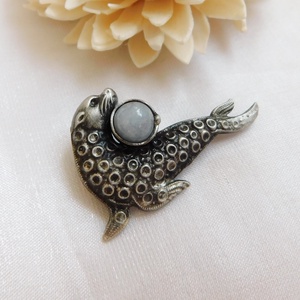 Jáde fóka bross, Ékszer, Kitűző és Bross, Ékszerkészítés, Fémmegmunkálás, MESKA