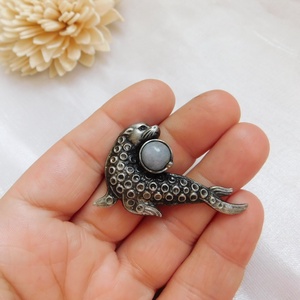 Jáde fóka bross - ékszer - kitűző és bross - Meska.hu