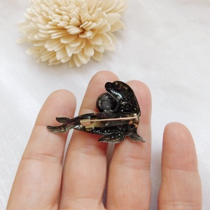 Jáde fóka bross - ékszer - kitűző és bross - Meska.hu