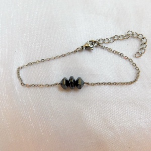 Acél karkötő hematittal - ékszer - nyaklánc - medál - Meska.hu