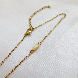 Aranyozott acél karkötő gyöngyházzal, Ékszer, Karkötő, Karkötő medállal, Csomózás, Ékszerkészítés, MESKA