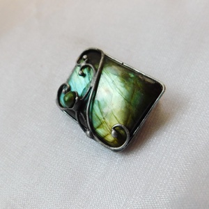 Labradorit bross / kitűző folyami gyönggyel - ékszer - kitűző és bross - Meska.hu