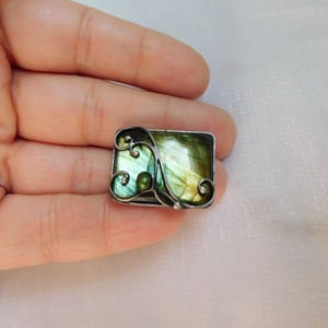 Labradorit bross / kitűző folyami gyönggyel - ékszer - kitűző és bross - Meska.hu