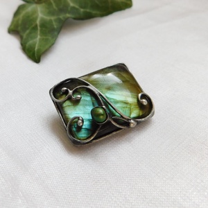 Labradorit bross / kitűző folyami gyönggyel, Ékszer, Kitűző és Bross, Ötvös, Fémmegmunkálás, MESKA