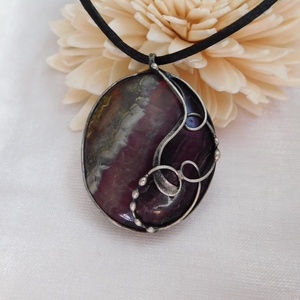 Fluorit medál pirit csíkkal - ékszer - nyaklánc - medál - Meska.hu