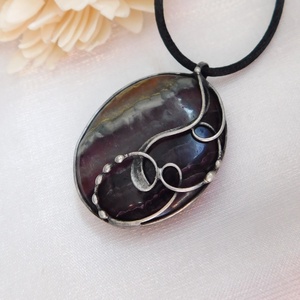 Fluorit medál pirit csíkkal - ékszer - nyaklánc - medál - Meska.hu