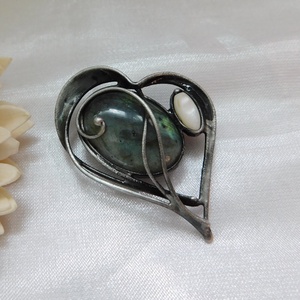 Labradorit bross / kitűző gyöngyházzal - Meska.hu