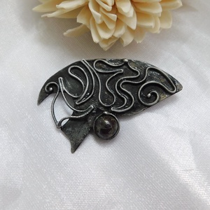 Sárkányvér jáspis bross/kitűző - ékszer - kitűző és bross - Meska.hu