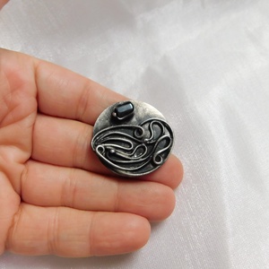 Hematit bross / kitűző - ékszer - kitűző és bross - Meska.hu