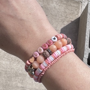 Peachy Love Prémium Karkötő Szett � Ásványokkal és Egyedi Felirattal, Ékszer, Karkötő, Gyöngyös karkötő, Ékszerkészítés, MESKA