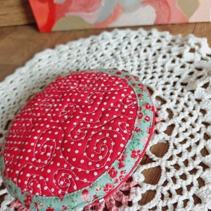 Őszre, karácsonyra:  Piros színű kerek kulcstartó, neszeszer - táska & tok - kulcstartó & táskadísz - kulcstartó - Meska.hu