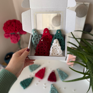 Horgolt karácsonyfa dísz csörgővel díszdobozban - Meska.hu