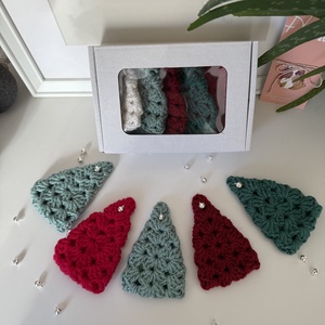 Horgolt karácsonyfa dísz csörgővel díszdobozban - karácsony - karácsonyi lakásdekoráció - karácsonyfadíszek - Meska.hu