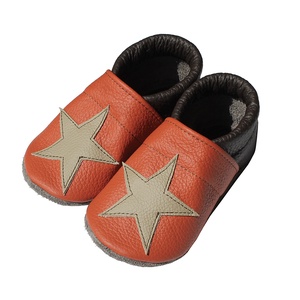 Készleten lévő bőr puhatalpú babacipő - 21-es méret - Csillagos/Téglavörös/Sötétbarna -  - Meska.hu