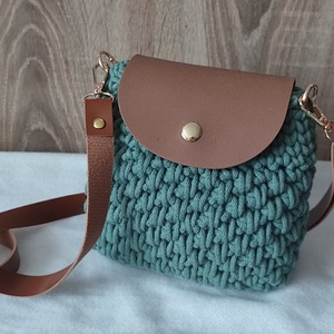Táska a mindennapokra!, Táska & Tok, Kézitáska & válltáska, Vállon átvethető táska, Horgolás, Eladó egyedi, kézzel horgolt crossbody táska – a tökéletes kiegészítő!
Ez a 22x16x4 cm méretű, pamu..., MESKA