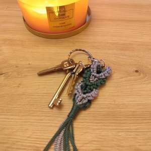 Fonott makramé kulcstartó - Meska.hu