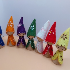 Hét napjai  manók hímzett gyapjúfilcből, fából - játék & sport - készségfejlesztő és logikai játék - készségfejlesztő és logikai játék - Meska.hu