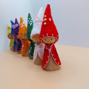 Hét napjai  manók hímzett gyapjúfilcből, fából - játék & sport - készségfejlesztő és logikai játék - készségfejlesztő és logikai játék - Meska.hu