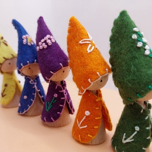 Hét napjai  manók hímzett gyapjúfilcből, fából - játék & sport - készségfejlesztő és logikai játék - készségfejlesztő és logikai játék - Meska.hu