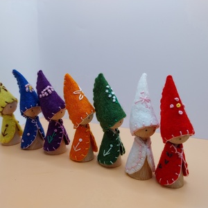 Hét napjai  manók hímzett gyapjúfilcből, fából - játék & sport - készségfejlesztő és logikai játék - készségfejlesztő és logikai játék - Meska.hu