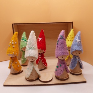 Hét napjai waldorf törpék dobozkában - játék & sport - készségfejlesztő és logikai játék - montessori szivárvány, waldorf játékok - Meska.hu