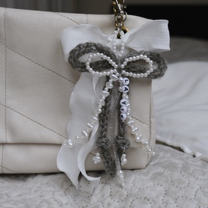 Táska charm vagy kulcstartó szürke színben, Táska & Tok, Kulcstartó & Táskadísz, Kulcstartó, Gyöngyfűzés, gyöngyhímzés, Horgolás, MESKA