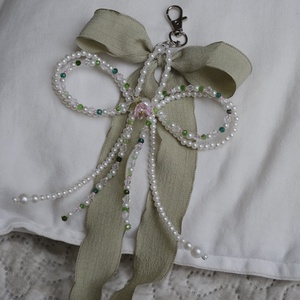 Táska charm vagy kulcstartó zöld színben - táska & tok - kulcstartó & táskadísz - táskaakasztó - Meska.hu