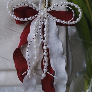 Táska charm vagy kulcstartó burgundi és fehér színben, Táska & Tok, Kulcstartó & Táskadísz, Táskaakasztó, Ékszerkészítés, Gyöngyfűzés, gyöngyhímzés, MESKA