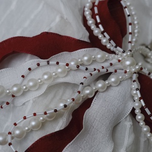 Táska charm vagy kulcstartó burgundi és fehér színben - táska & tok - kulcstartó & táskadísz - táskaakasztó - Meska.hu