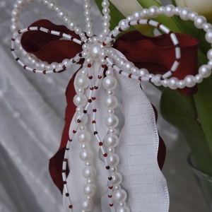 Táska charm vagy kulcstartó burgundi és fehér színben - táska & tok - kulcstartó & táskadísz - táskaakasztó - Meska.hu