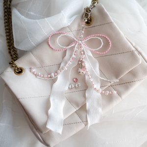 Táska charm vagy kulcstartó rózsaszín és fehér színben, Táska & Tok, Kulcstartó & Táskadísz, Táskaakasztó, Ékszerkészítés, Gyöngyfűzés, gyöngyhímzés, MESKA