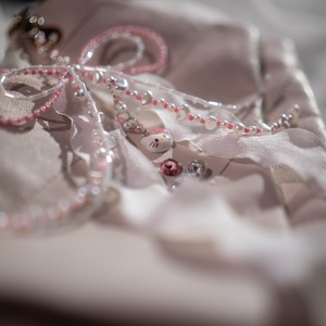 Táska charm vagy kulcstartó rózsaszín és fehér színben - táska & tok - kulcstartó & táskadísz - táskaakasztó - Meska.hu