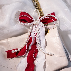 Táska charm vagy kulcstartó burgundi és fehér színben, Táska & Tok, Kulcstartó & Táskadísz, Táskaakasztó, Ékszerkészítés, Gyöngyfűzés, gyöngyhímzés, MESKA