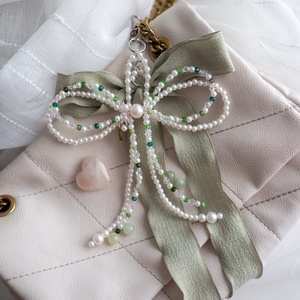 Táska charm vagy kulcstartó zöld színben - táska & tok - kulcstartó & táskadísz - táskaakasztó - Meska.hu