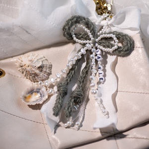 Táska charm vagy kulcstartó szürke színben, Táska & Tok, Kulcstartó & Táskadísz, Kulcstartó, Gyöngyfűzés, gyöngyhímzés, Horgolás, MESKA